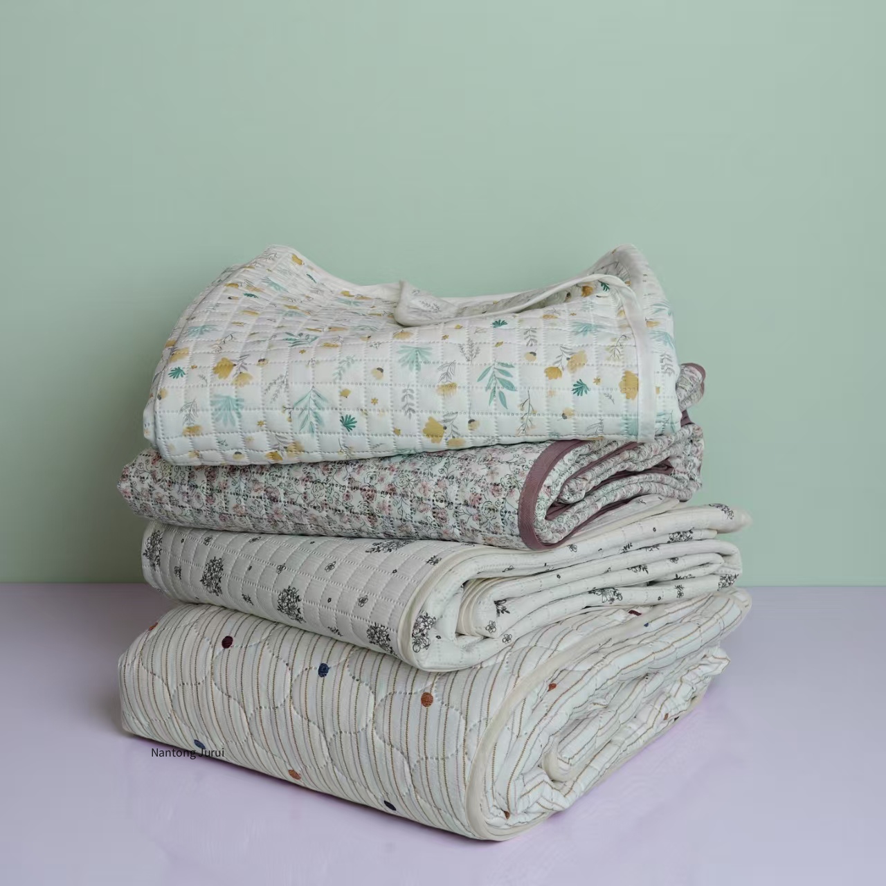Printed Ultrasonic Lightweight Quilt for Summer Ultra-Soft Knitting Modern Style Various Pattern Bedspread Quit